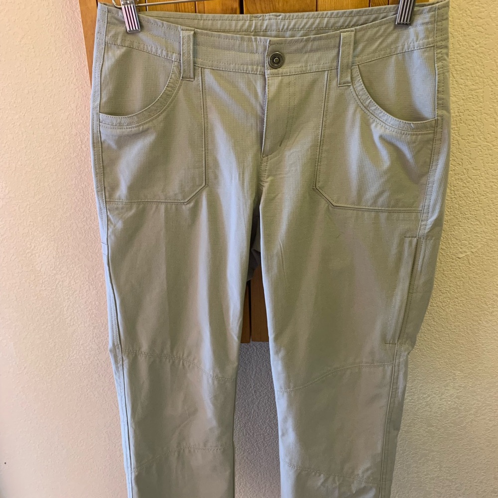 Kuhl women’s cropped pants in khaki size 8 Short
